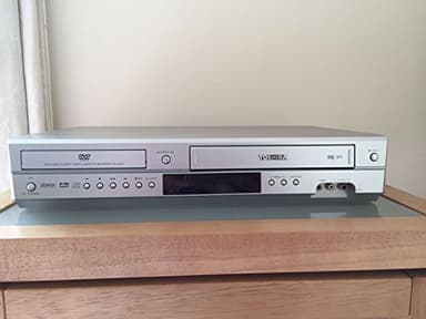 TOSHIBA SD16VB DVD PLAYER & VCR, VHS VIDEO PLAYER COMBINATION - WITH REMOTE CONTROL